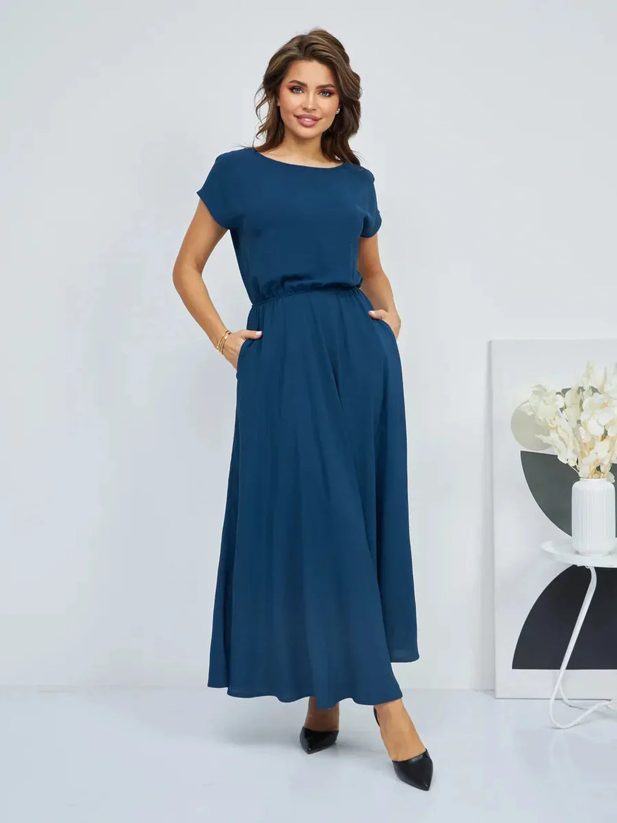 Verona Maxi Dress in dark blue featuring a flowy silhouette and pockets, perfect for summer elegance.
