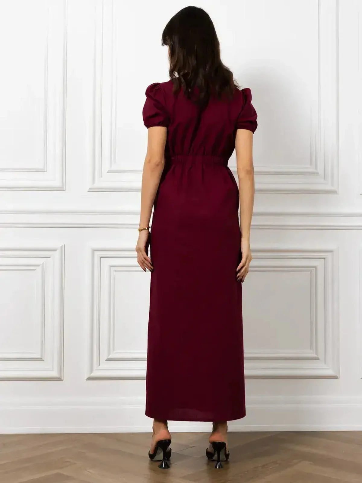 Back view of the elegant Maxi Dress Merlot Grace with structured puff sleeves and a flattering silhouette.