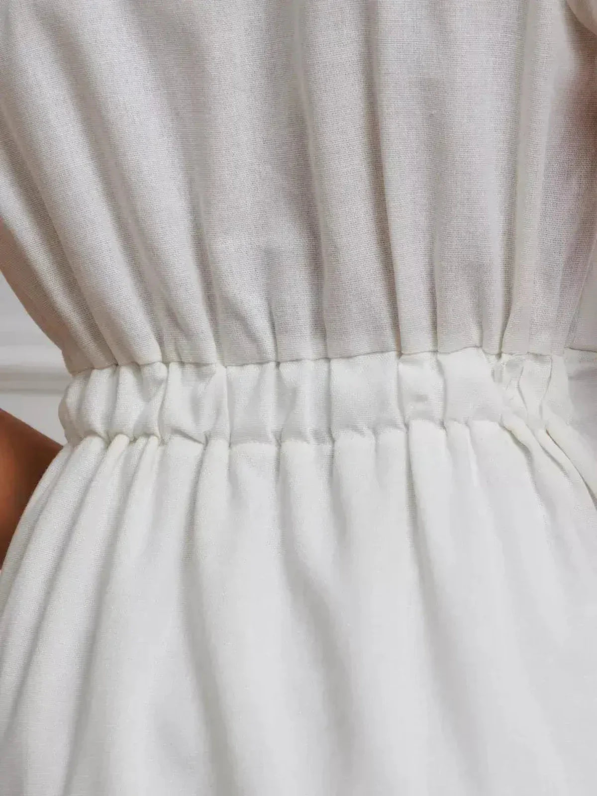 Close-up of the cinched waist detail of the Maxi Dress Pearl Whisper, showcasing the elegant gathered design.