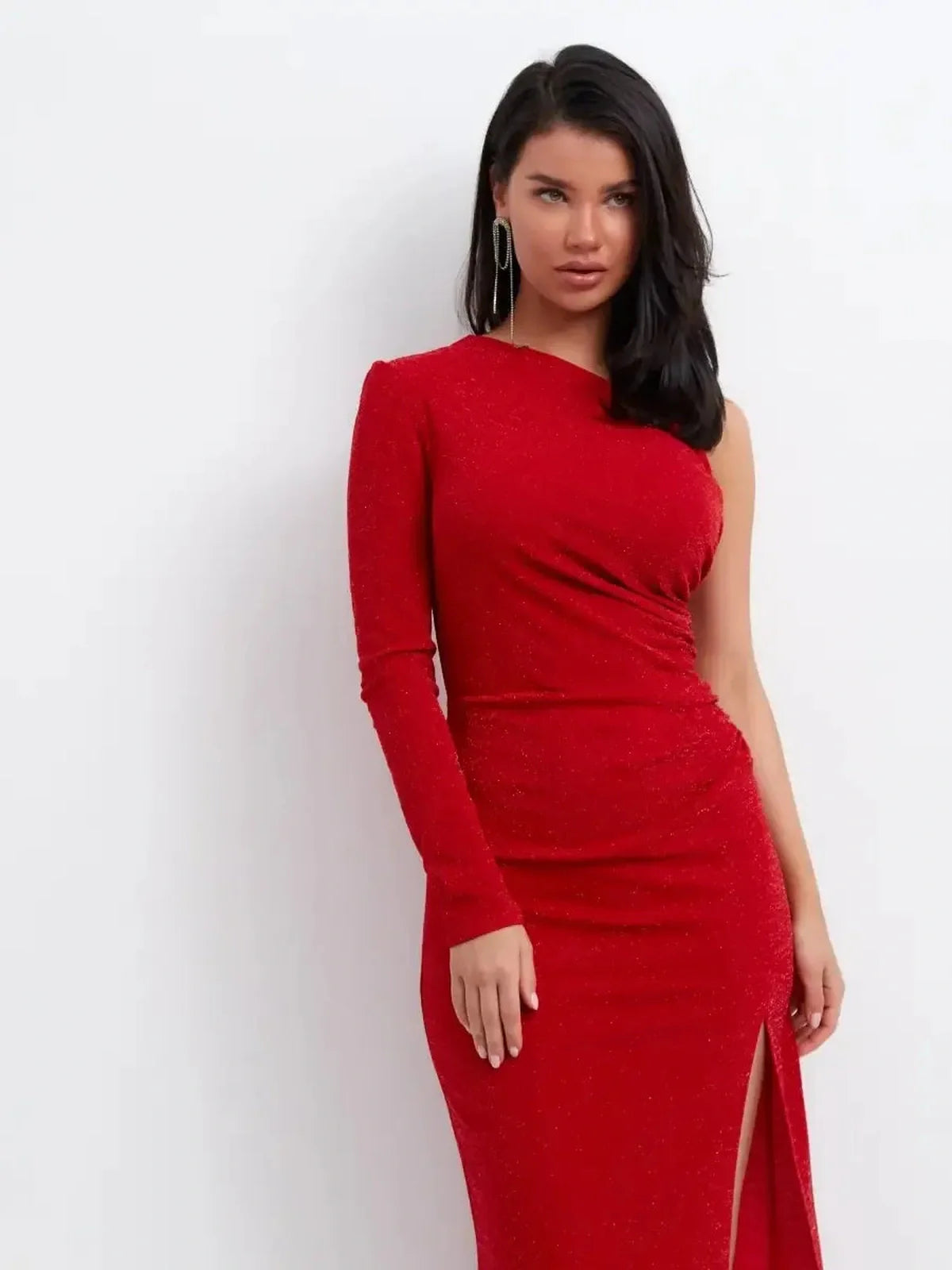 Maxi Dress Radiance Curve in red, featuring a one-shoulder design, shimmering fabric, and thigh-high slit.
