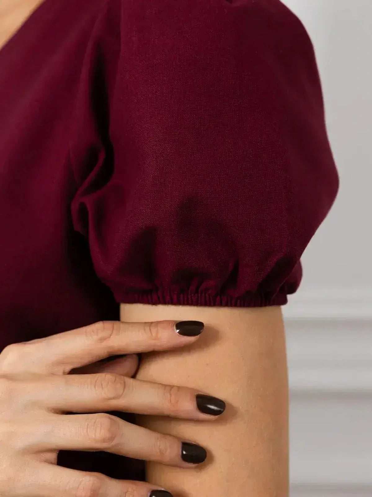 Close-up of the puff sleeve detail on the Maxi Dress Merlot Grace, showcasing rich burgundy fabric.