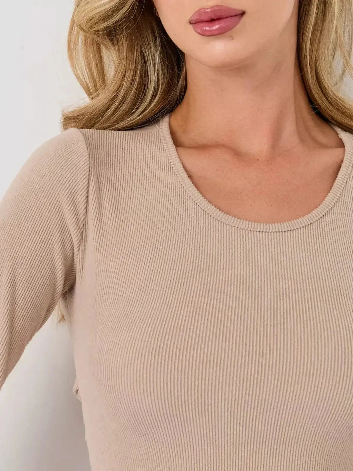 Model showcasing the Café Ribbon ribbed mini dress from Lauven in warm beige with U-neckline and fitted silhouette.