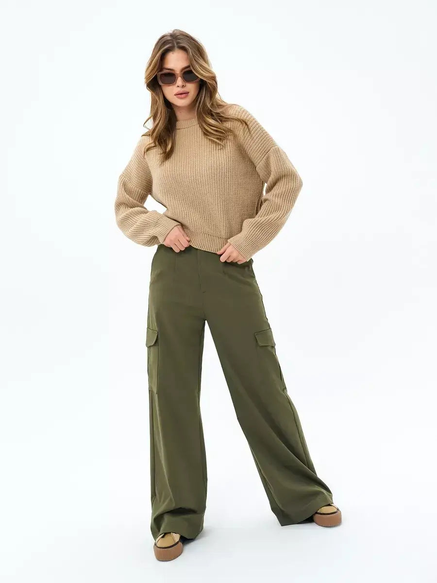 Cappuccino Sweater from Lauven, oversized knit in warm beige, paired with olive green cargo pants, showcasing cozy winter fashion.
