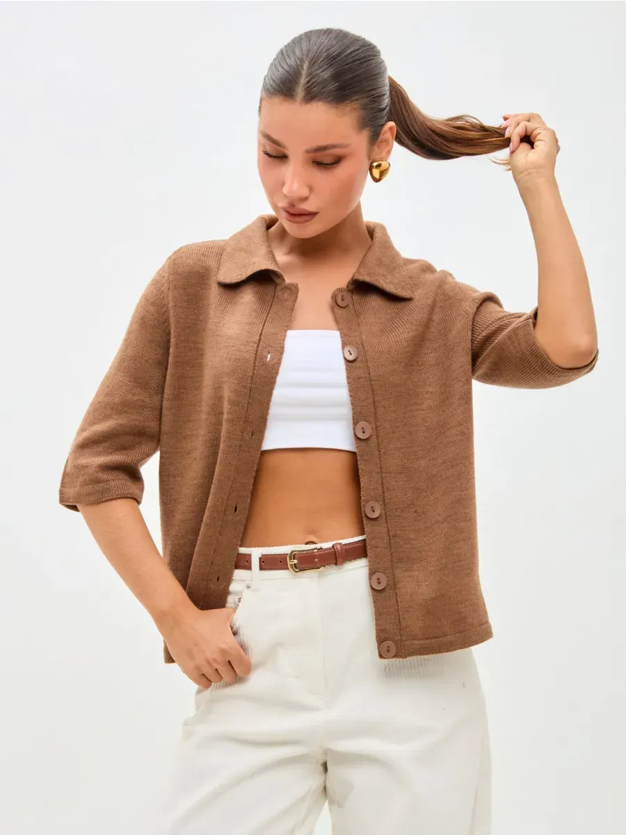 Marin Cardigan by Lauven – Lightweight brown wool blend knitwear with button closure, featuring short sleeves.