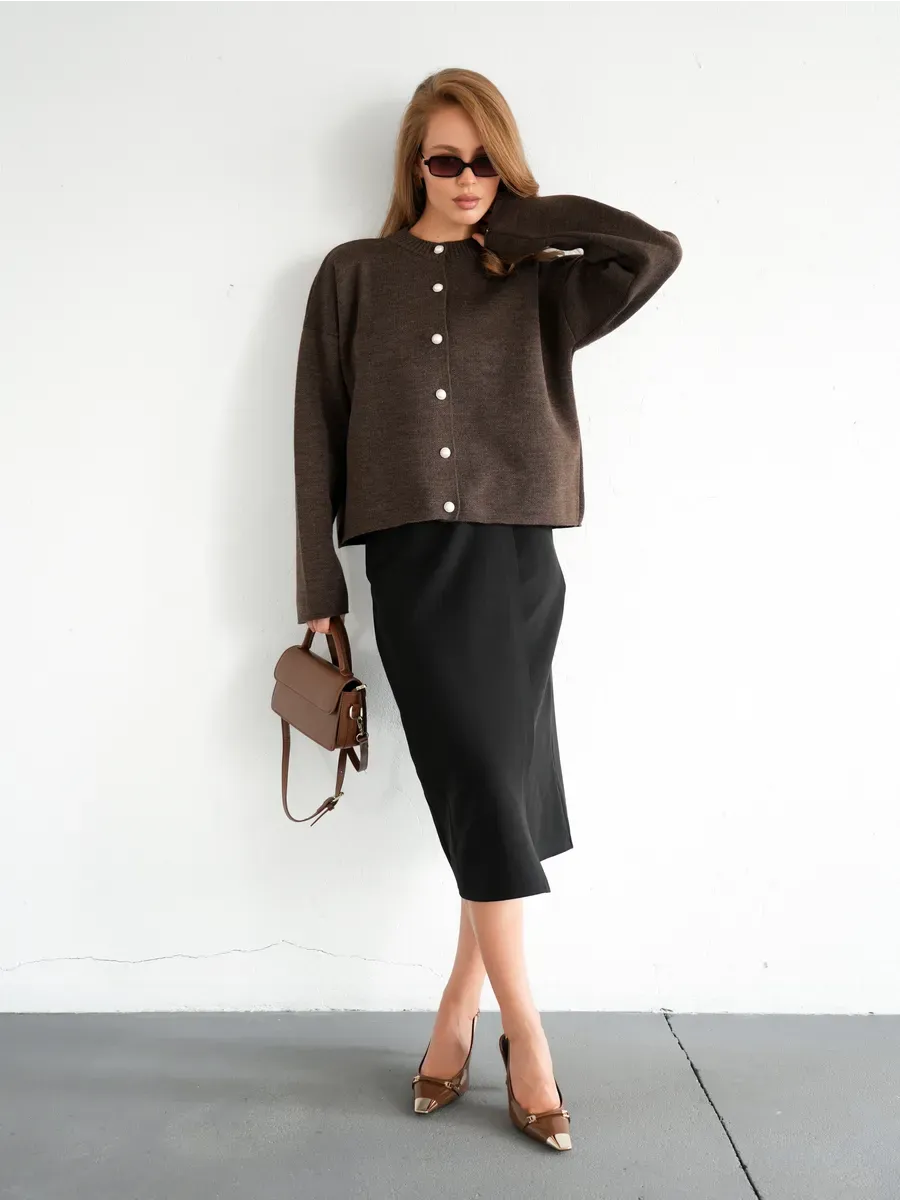 Cocoa Cardigan from Lauven: Warm brown knitwear with button closure, styled with a black skirt and accessories.