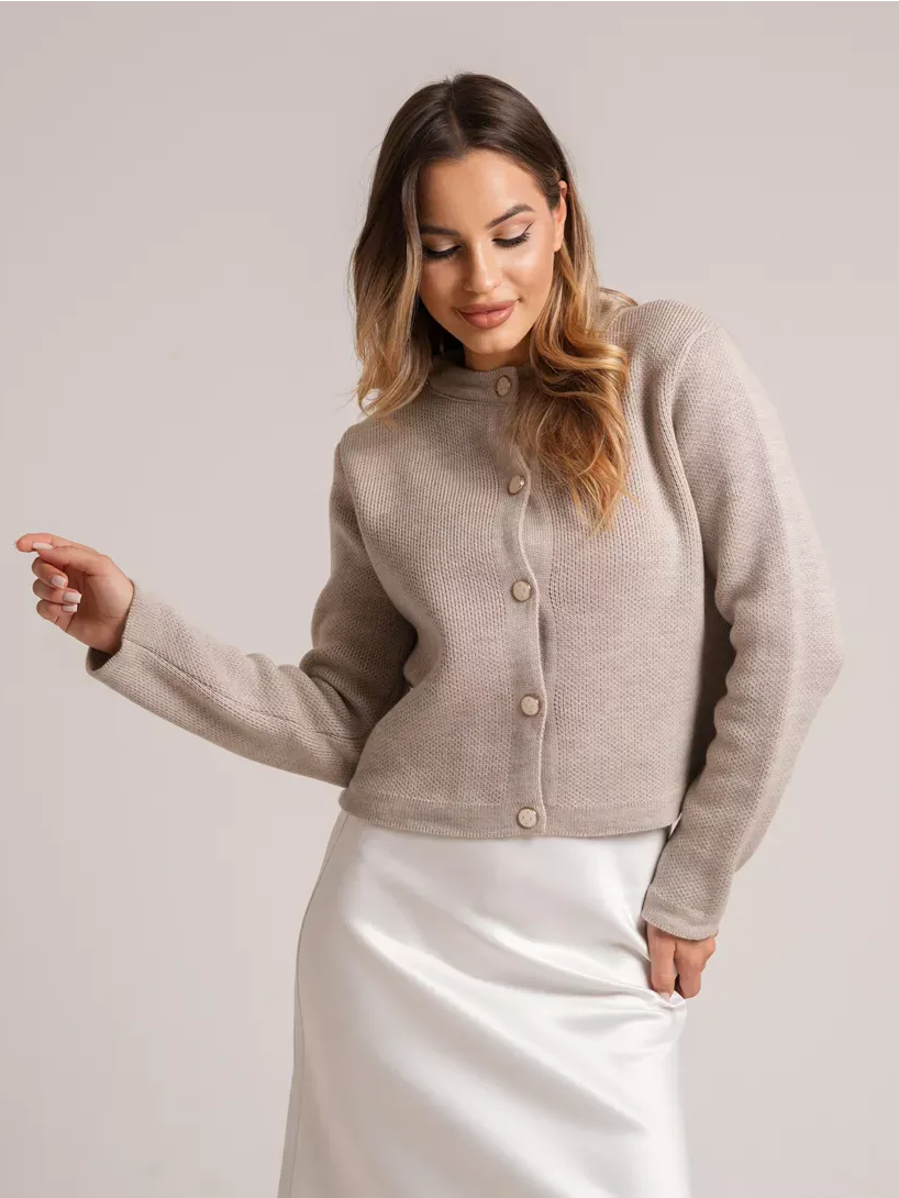 Alba Cardigan by Lauven - Beige short loose fit knit with decorative buttons, showcasing a sophisticated autumn style.