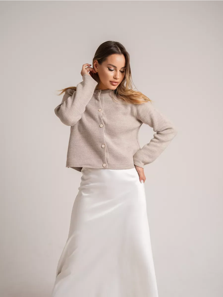 Alba Cardigan by Lauven – Beige short loose fit knit with decorative buttons styled elegantly.