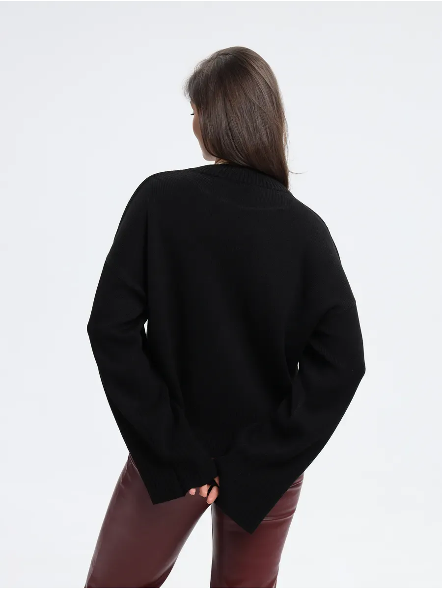 Back view of the Lauven Seren Sweater — oversized knit in black, featuring a relaxed fit and stylish design.