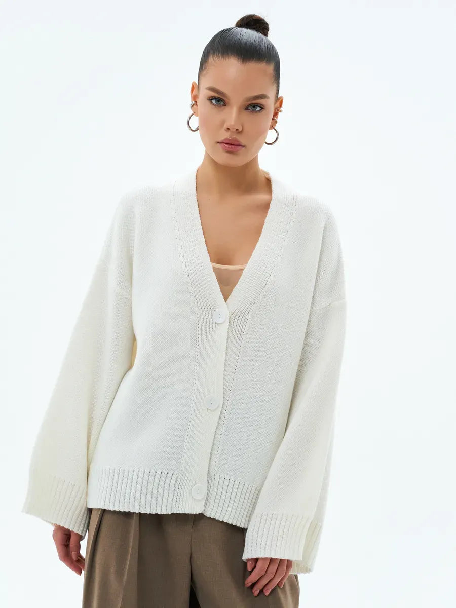 Ivory Cardigan by Lauven – Cozy oversized knitwear with button closure, perfect for layering.