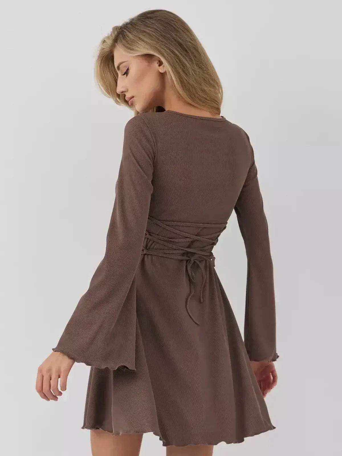 Café Flare by Lauven: elegant brown mini dress with flared sleeves and flattering waist ties, ideal for a stylish look.