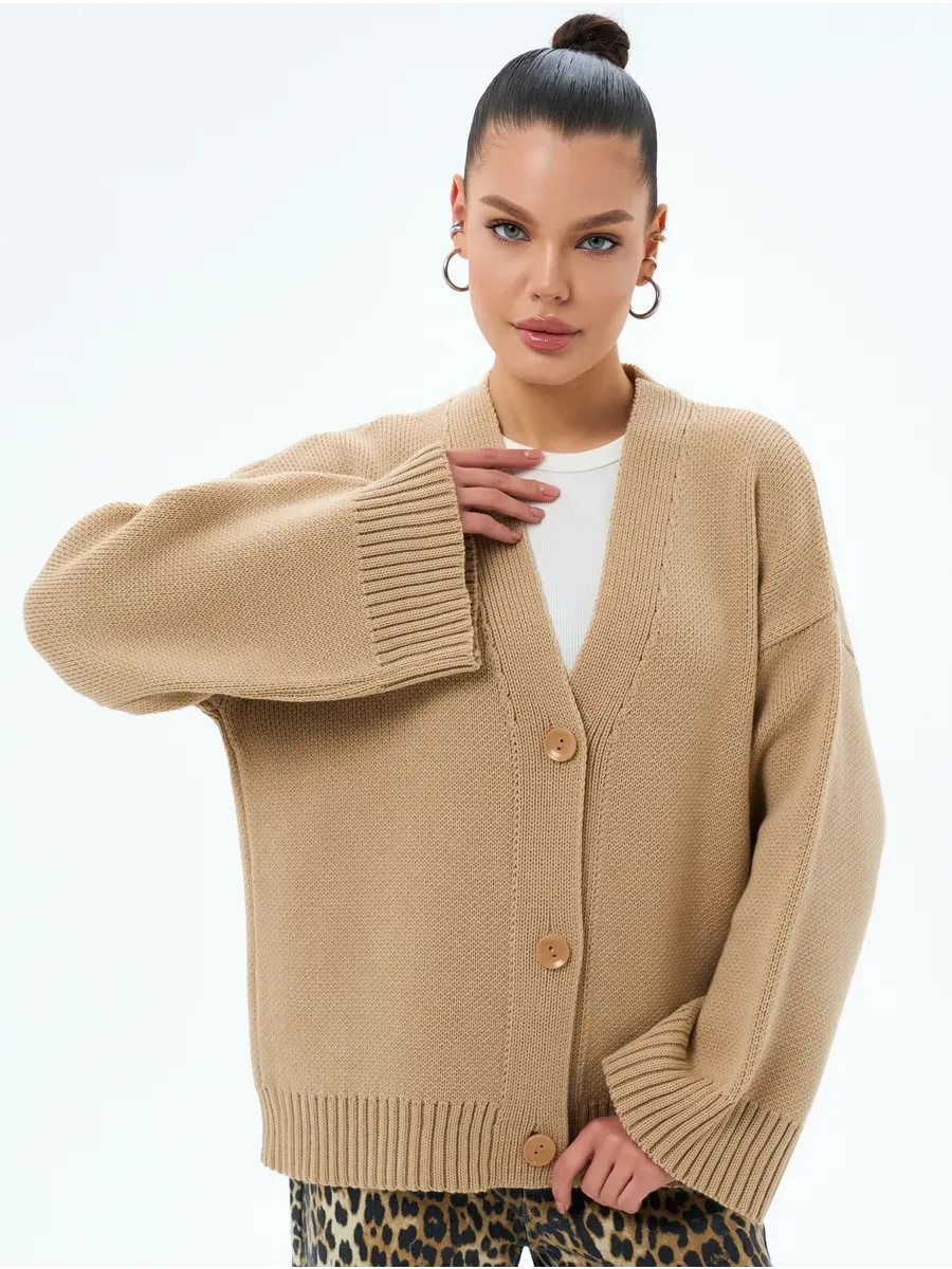 Maple Cardigan by Lauven – Warm oversized knitwear with button closure in neutral beige.