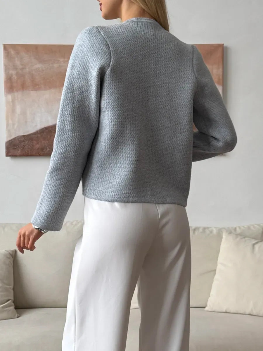 Marin Cardigan from Lauven, elegant light gray cropped knitwear for women, featuring a cozy texture and relaxed fit.
