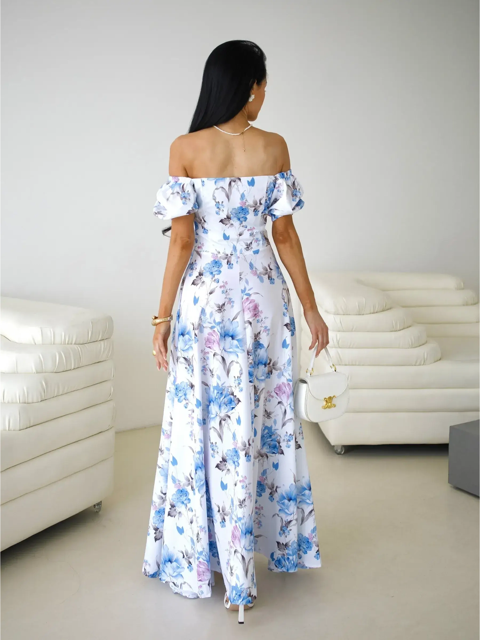 Maxi Dress Fleurienne: Off-shoulder floral design, featuring puff sleeves and a flowing silhouette, ideal for elegant occasions.