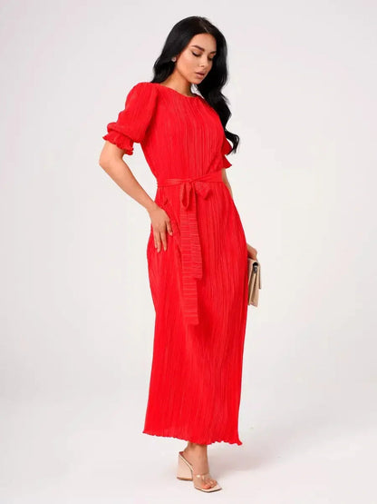Maxi Dress Solaria in vibrant red, featuring pleated elegance and a belted waist, ideal for summer events.