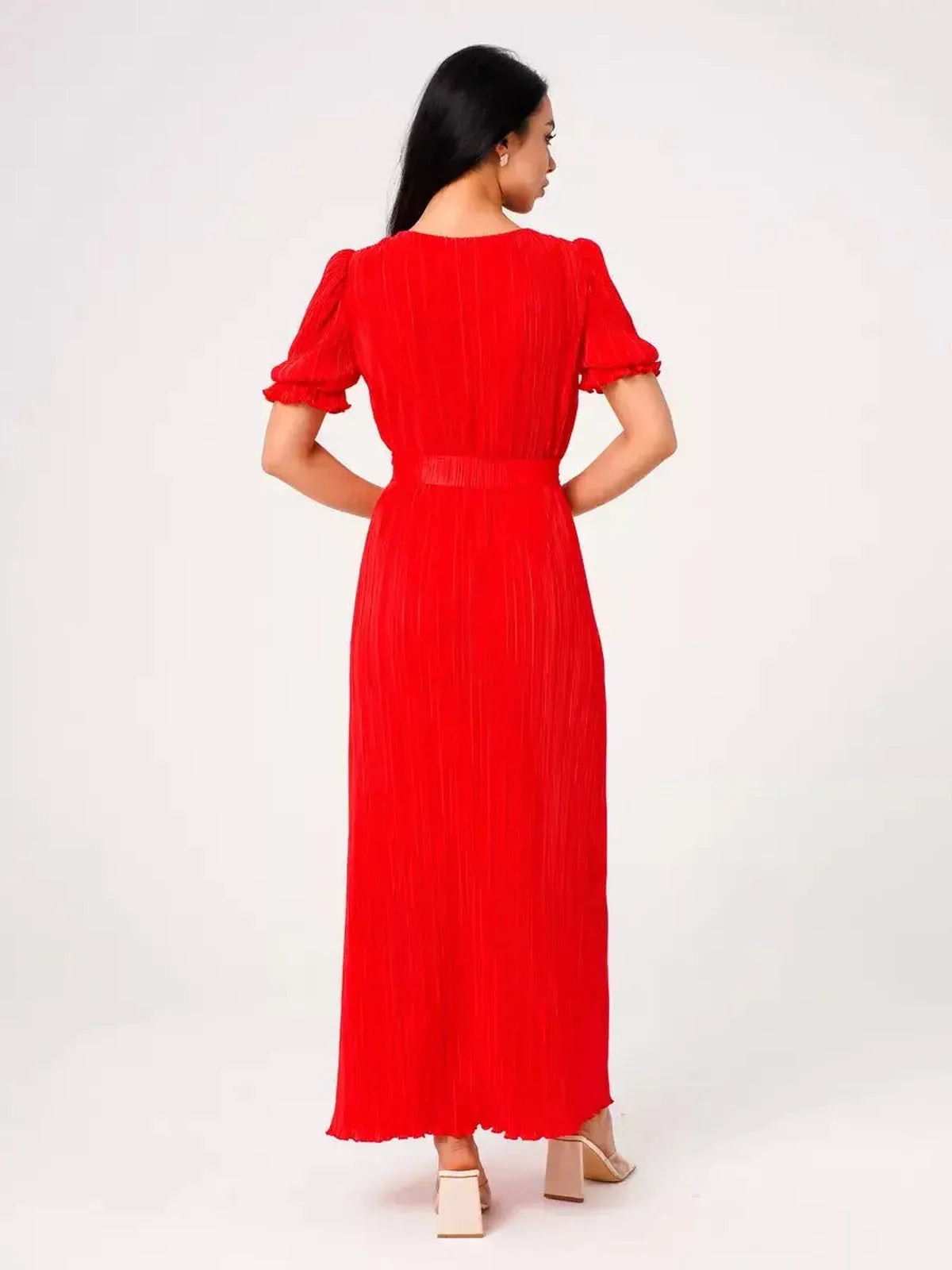 Back view of the red Maxi Dress Solaria featuring pleats and puff sleeves, perfect for summer events and weddings.