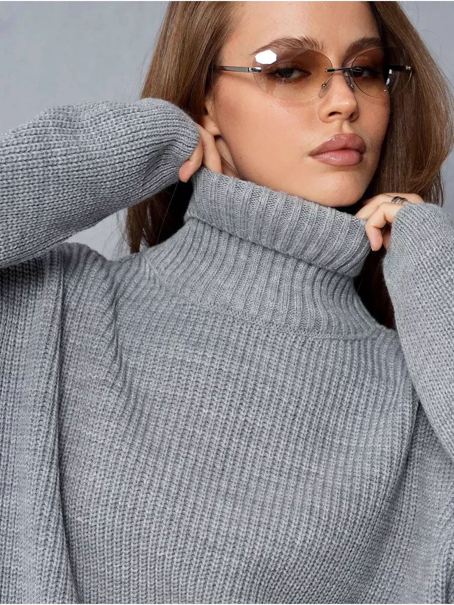 Nimbus Pullover - Oversized light gray knit sweater with high neck by Lauven, combining comfort and style.
