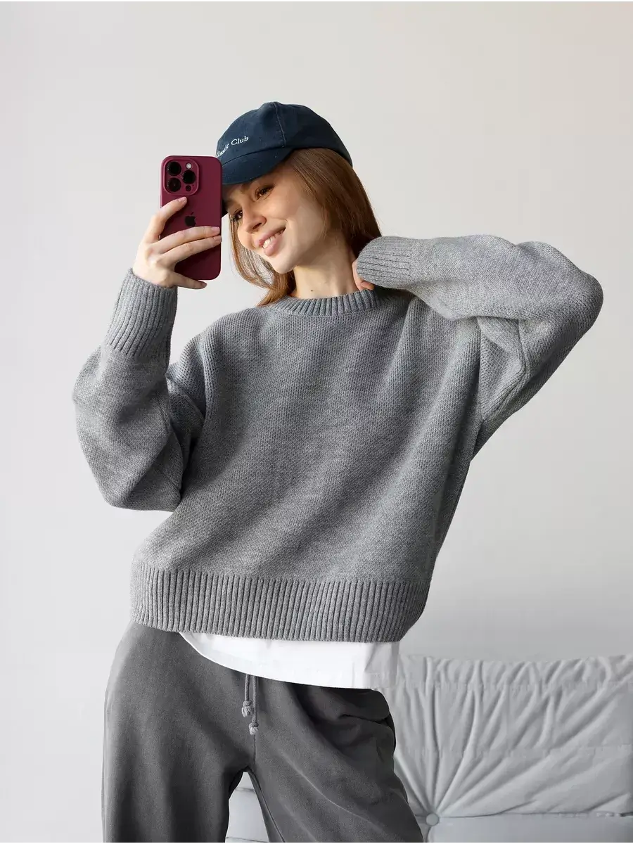 Model wearing the Nova Pullover oversized cropped women's sweater in silver-gray from Lauven.