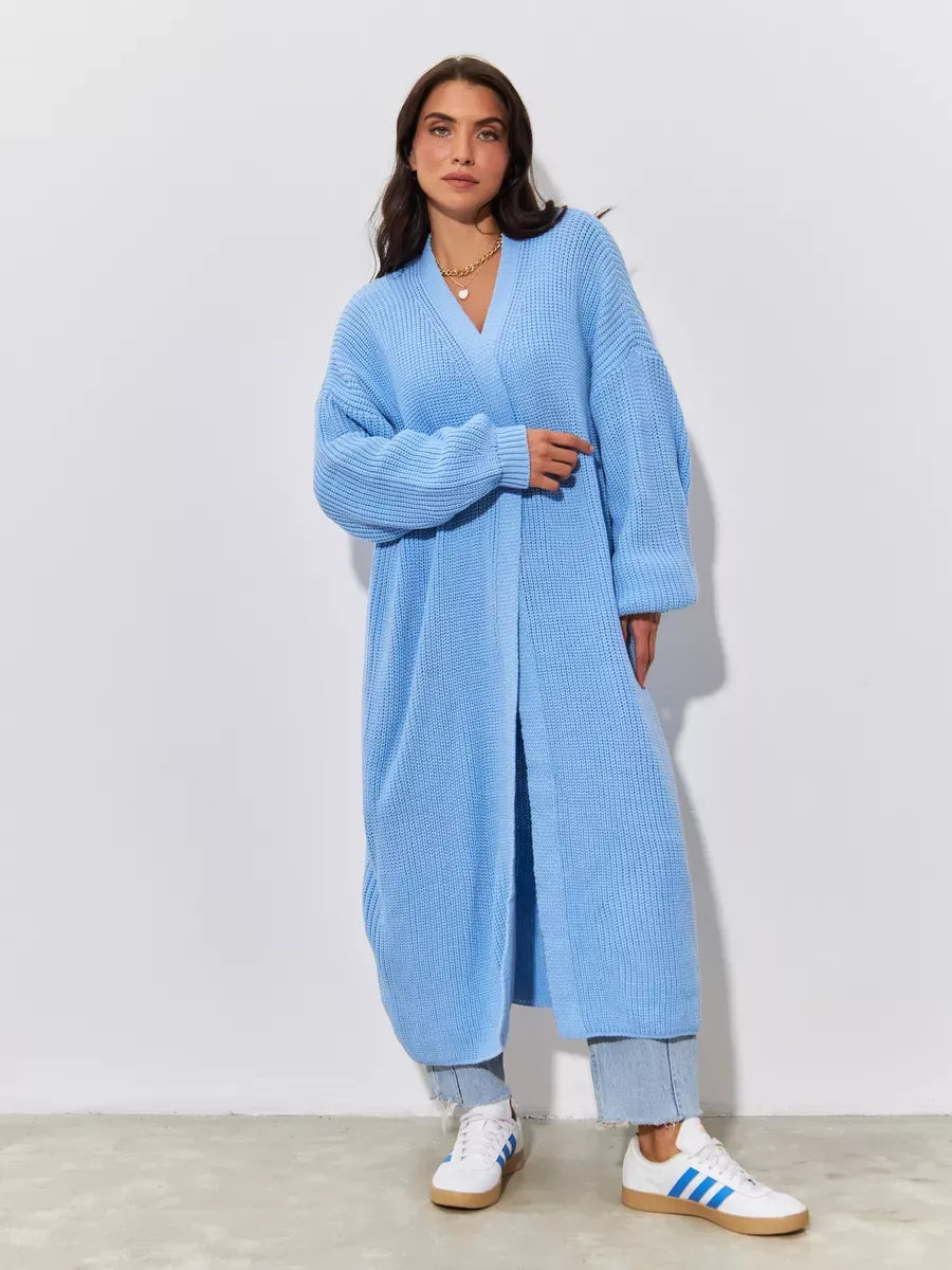 Stylish woman wearing the Skylar Cardigan by Lauven in light blue, showcasing its oversized knit design.