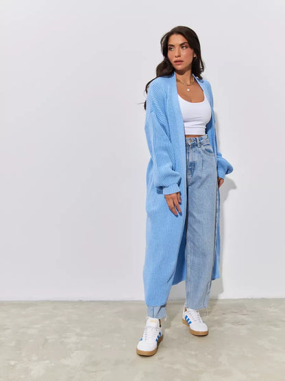 Skylar Cardigan by Lauven, long oversized knitwear coat in light blue, styled with jeans and a crop top.