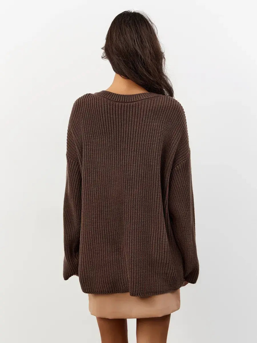 Back view of a model wearing the oversized Zara Sweater in chocolate brown from Lauven, showcasing a cozy knit design.